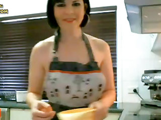 Webcam milf in kitchen